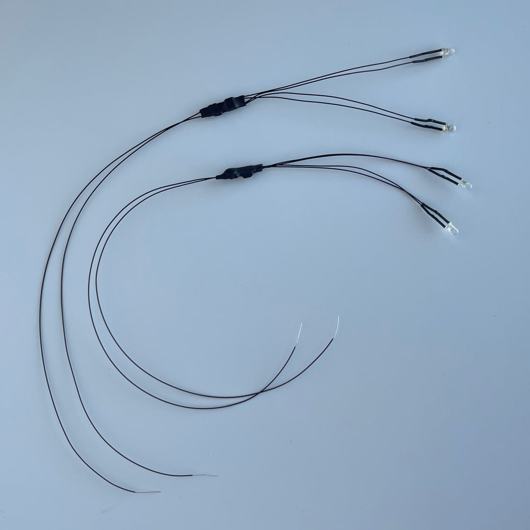 A pair diecast lights for headlights and a pair of lights for tail lights