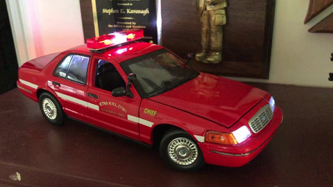 1/18 Crown Victoria Fire Chief Car with Emergency Lighting