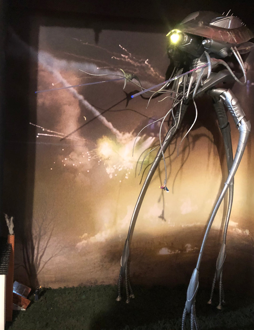 War Of The Worlds Tripod Model With LED Lights war-of-the-worlds-tripod-model-with-led-lights